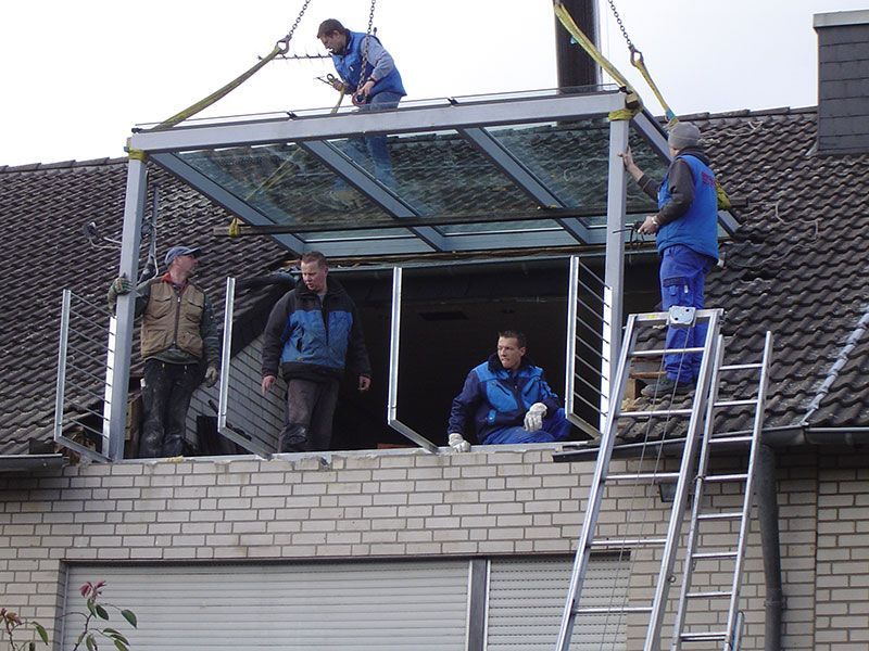 Eine Gruppe von Männern arbeitet auf dem Dach eines Gebäudes