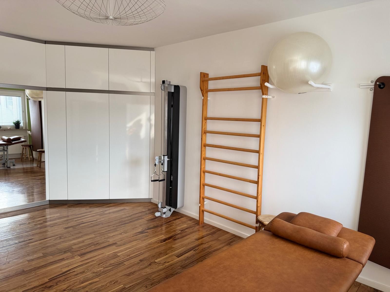 Physiotherapeutische Praxis mit Sprossenwand und Behandlungsliege