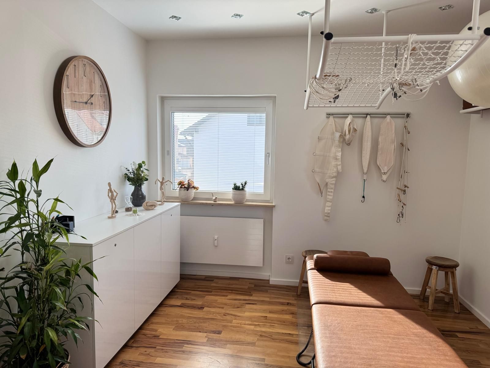 Physiotherapeutische Praxis mit Behandlungsliege und Halterungen