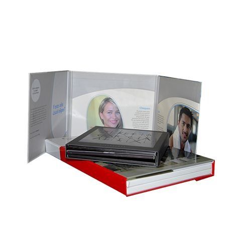 Una pila de libros con una imagen de un hombre y una mujer en ellos.