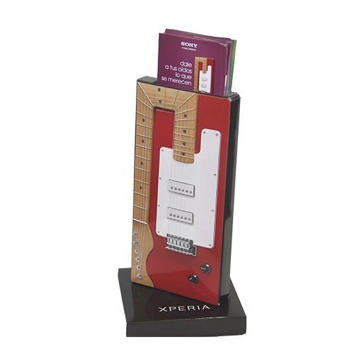 Un expositor con forma de guitarra con un libro encima.