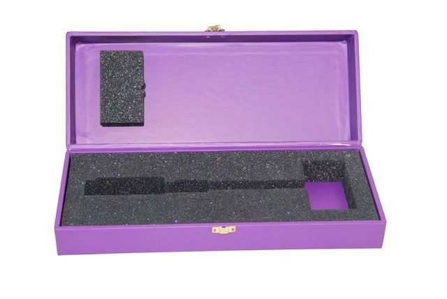 Una caja morada con espuma negra en su interior.