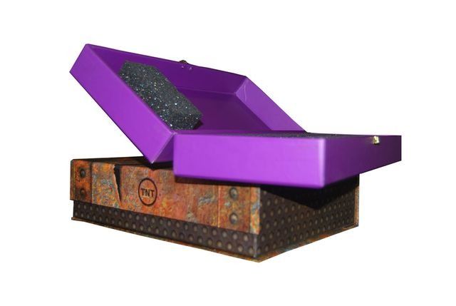 Dos cajas moradas están apiladas una encima de la otra