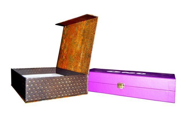 Una caja marrón y una caja morada sobre un fondo blanco