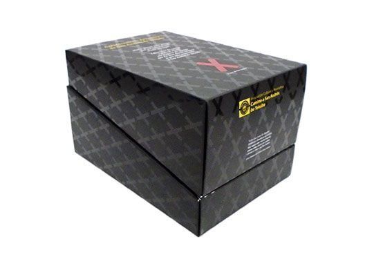 Una caja negra con una x amarilla al costado.