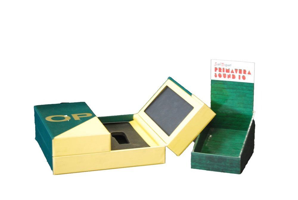 Un cuadro verde y amarillo con la letra cp en él