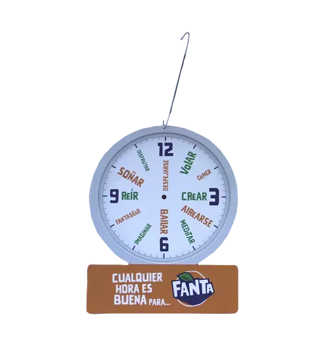 Un reloj que tiene la palabra fanta.