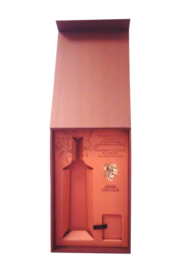 Una caja de cartón con una botella de vino dentro.