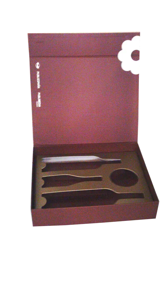 Una caja roja con cuatro botellas y una cuchara dentro.