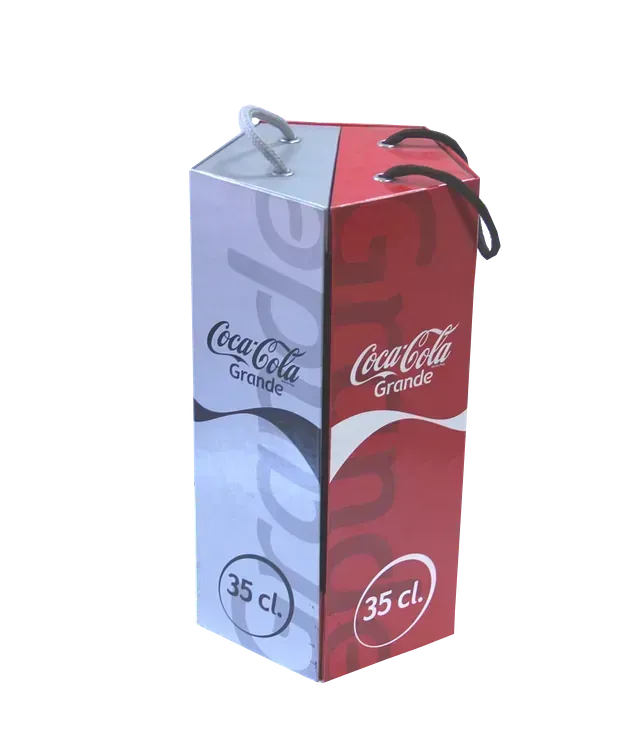 Una caja roja y blanca con Coca Cola encima.