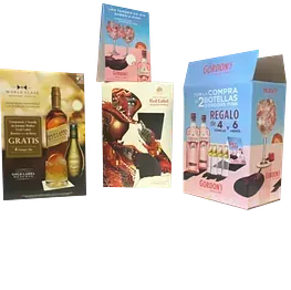 Tres cajas de alcohol están apiladas una encima de otra.