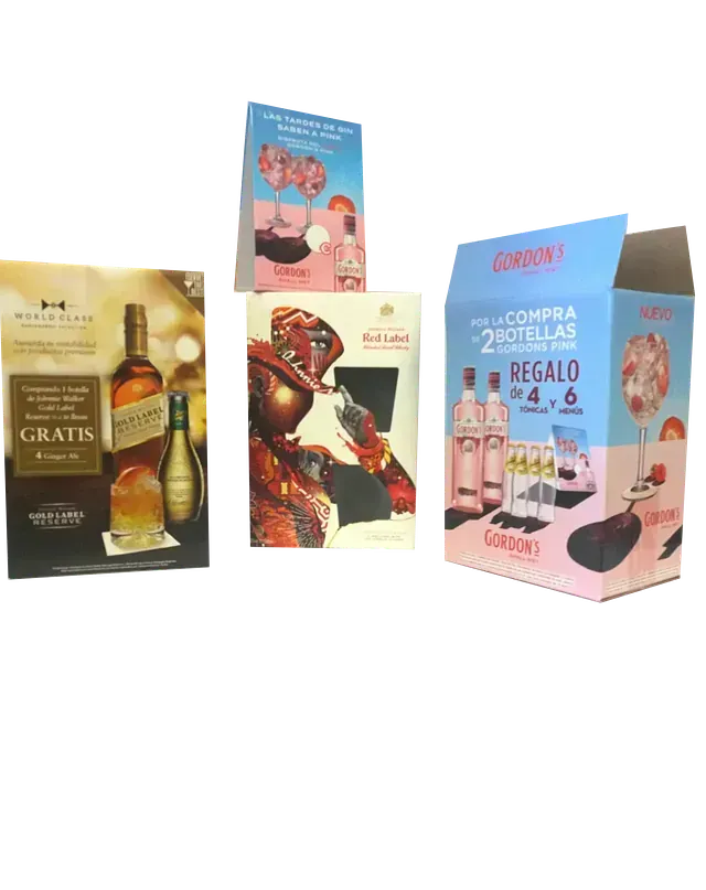 Hay varias cajas de alcohol sobre una mesa.