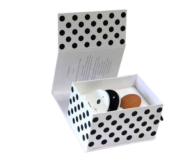 Una caja blanca con lunares negros.