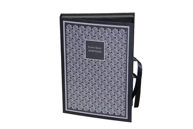 Un libro negro con un patrón blanco en la portada.