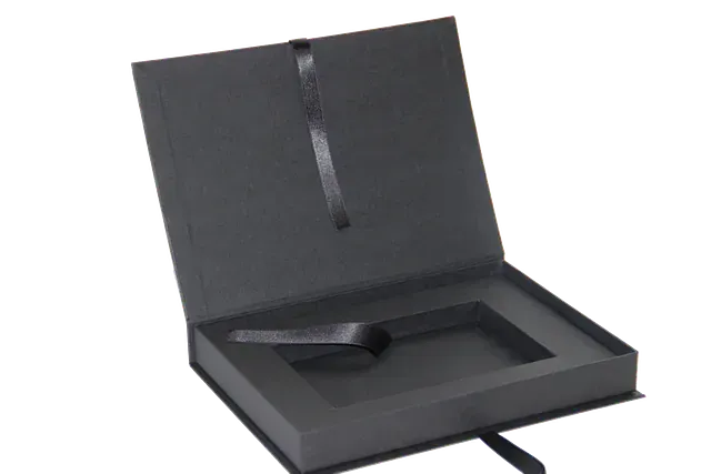 Una caja negra con la tapa abierta y una cuchara dentro