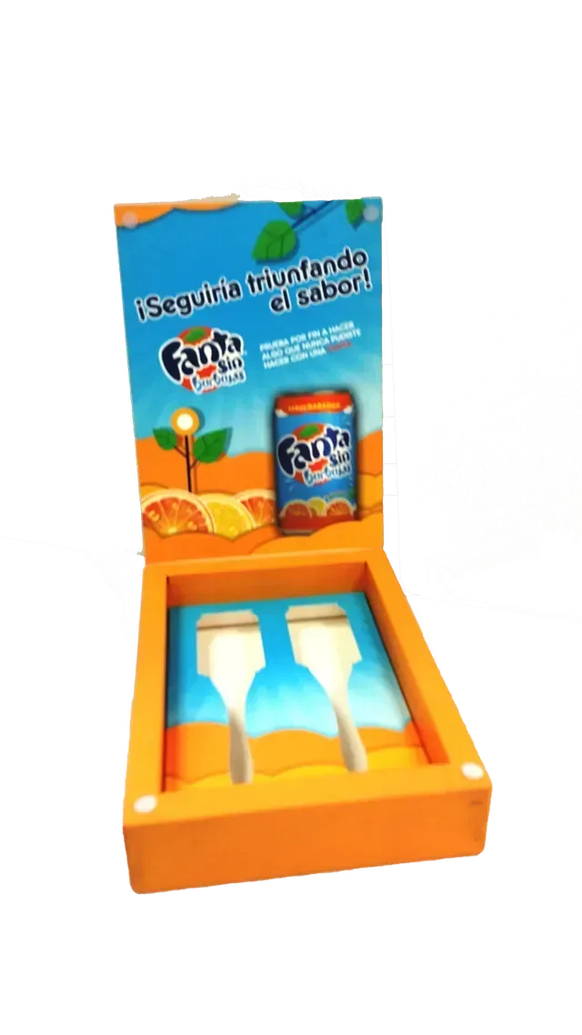 Un expositor de Fanta con dos tenedores dentro.