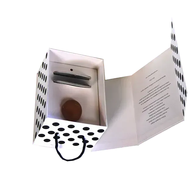 Una caja blanca con lunares negros y una bola marrón dentro