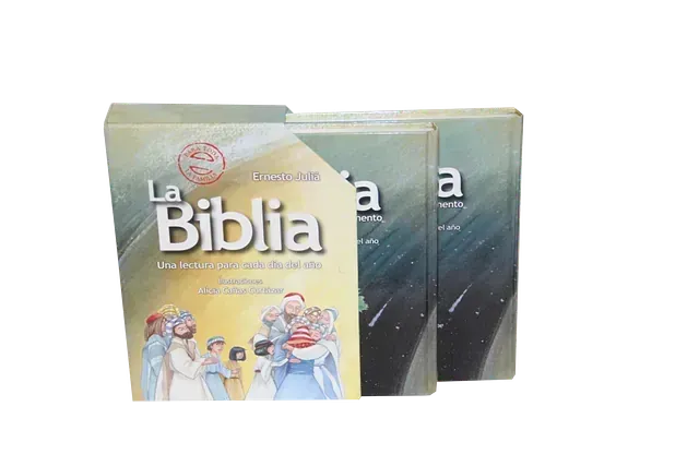 Un par de libros colocados uno encima del otro sobre un fondo blanco.