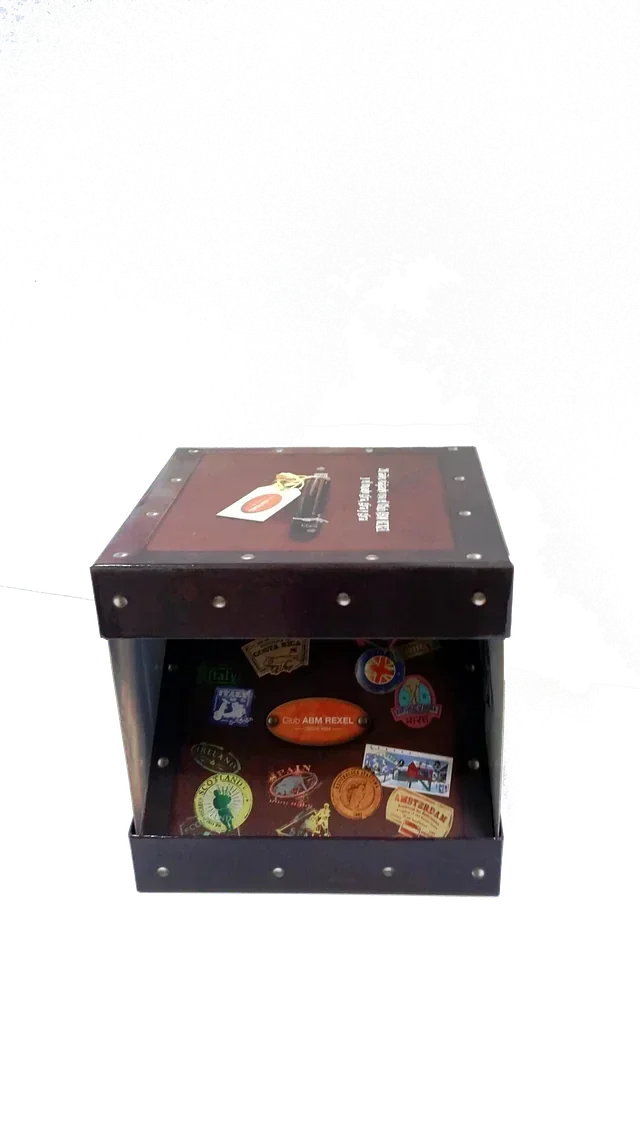 Una caja con pegatinas está sobre una mesa.