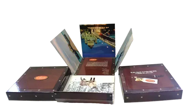 Una caja con una imagen de un barco en ella