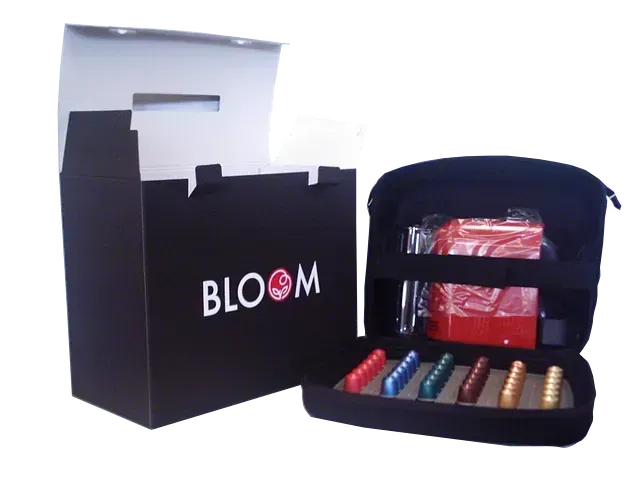 Una caja negra con la palabra bloom escrita en ella