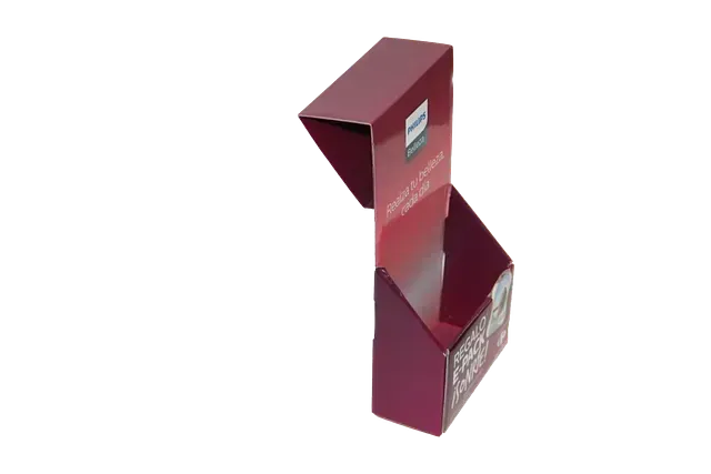 Una caja de cartón roja con la tapa abierta sobre un fondo blanco