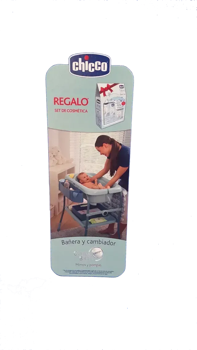 Una mujer está cambiando el pañal de un bebé en un cambiador Chicco.