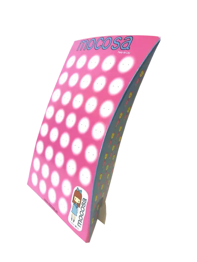 Un tablero rosa con lunares blancos y la palabra moosa en él.