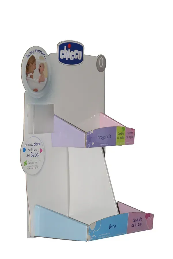 Un expositor de cartón para productos para bebés chicco.