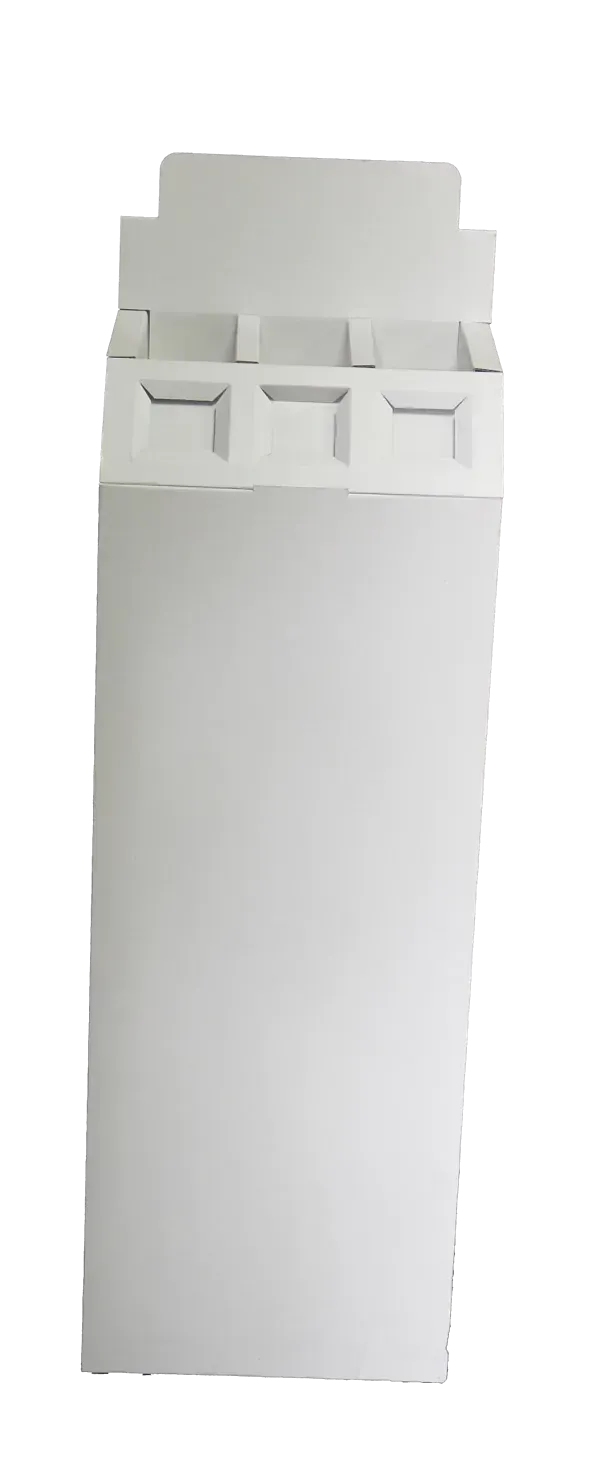 Una caja de cartón blanca con tres compartimentos sobre un fondo blanco.