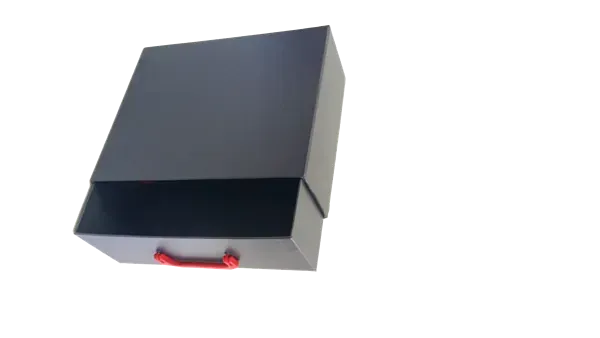 Una caja negra con un asa roja sobre un fondo blanco