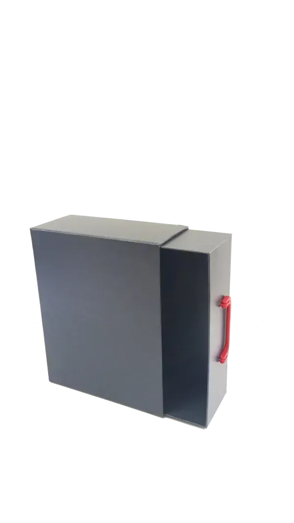 Una caja negra con un asa roja sobre un fondo blanco.