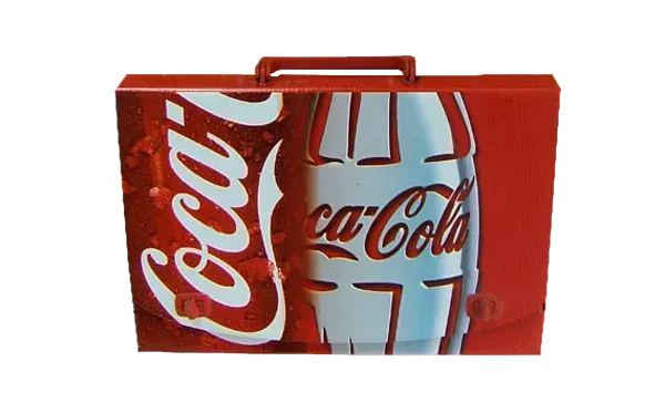 Un maletín de Coca Cola con asa sobre un fondo blanco.
