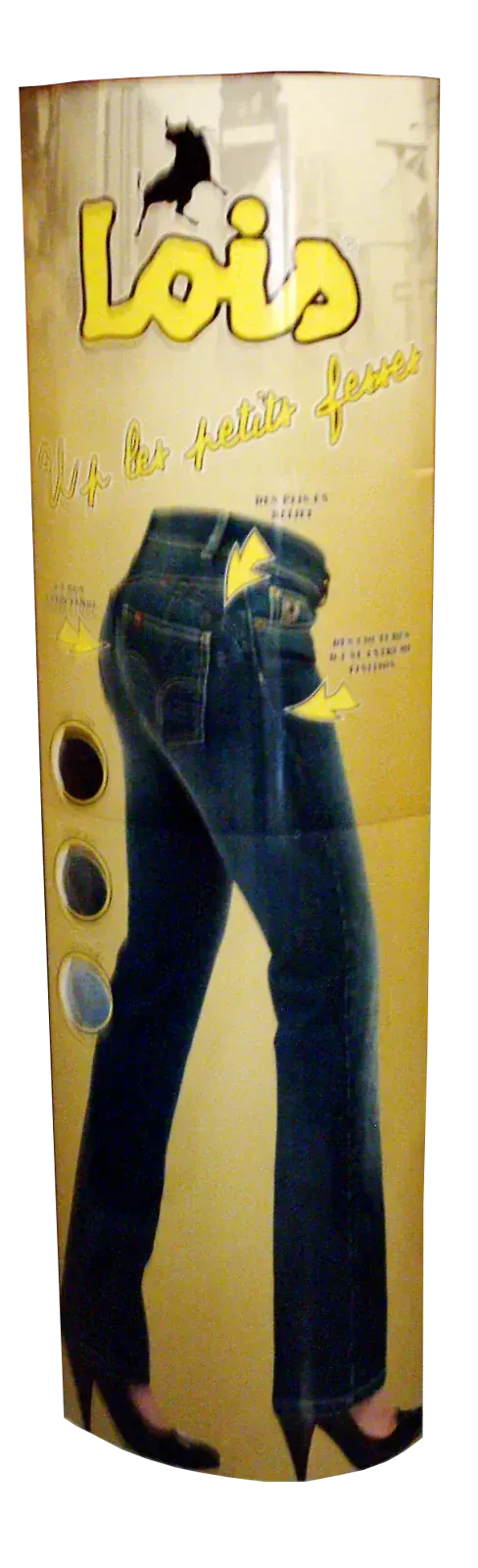 Una foto de una mujer que lleva un par de jeans Lois.