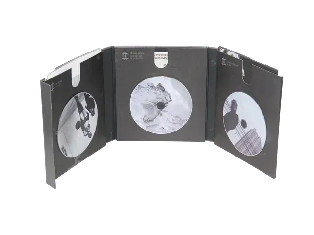 Una caja de CD con tres CD dentro.
