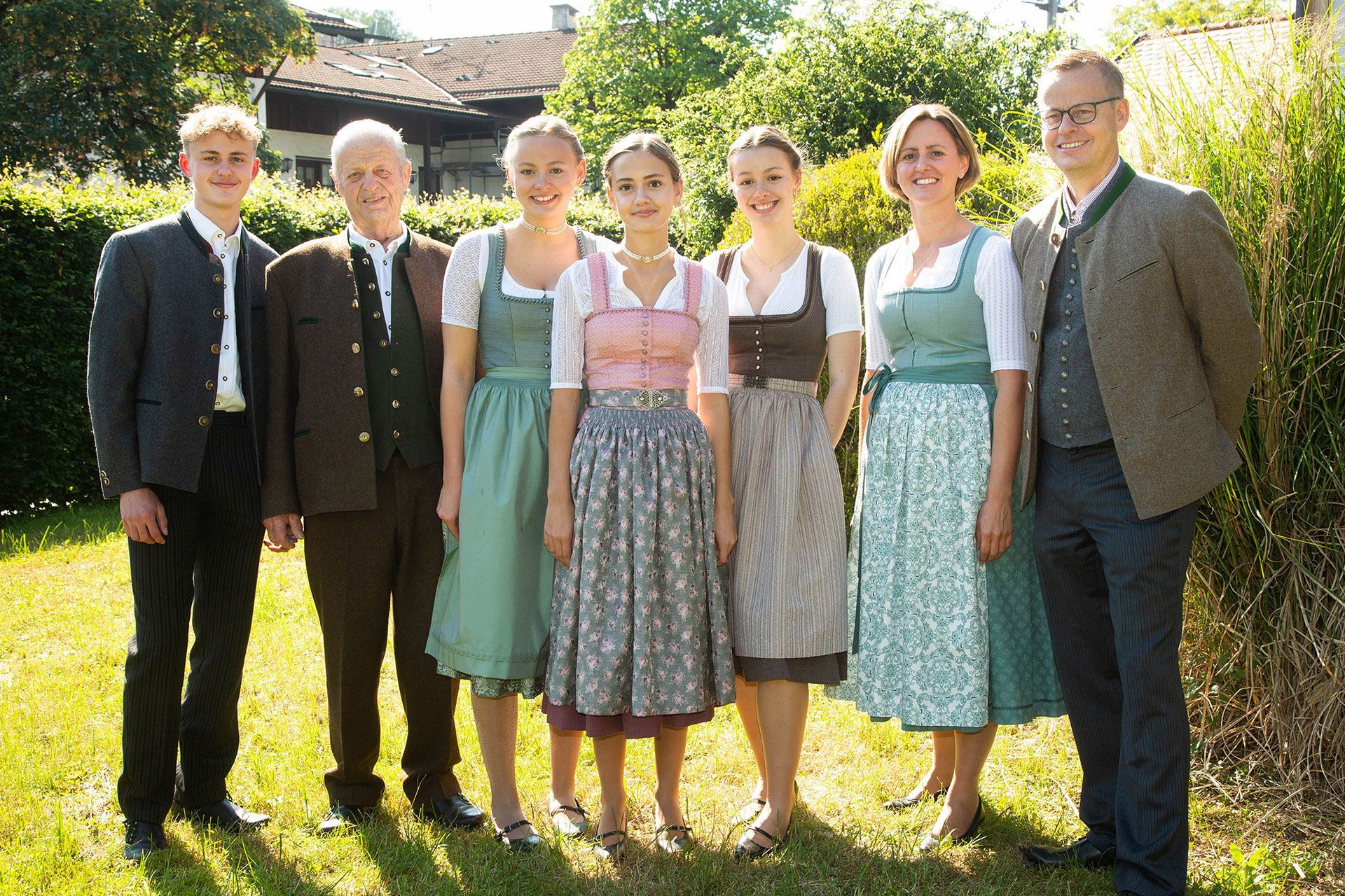 Häuserfassaden mit verschiedenen Anstrichen und Holzpaneelen.