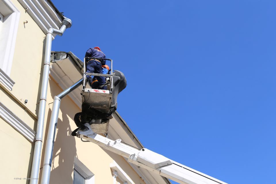 Arbeiten an einem Dach mit einem Kran