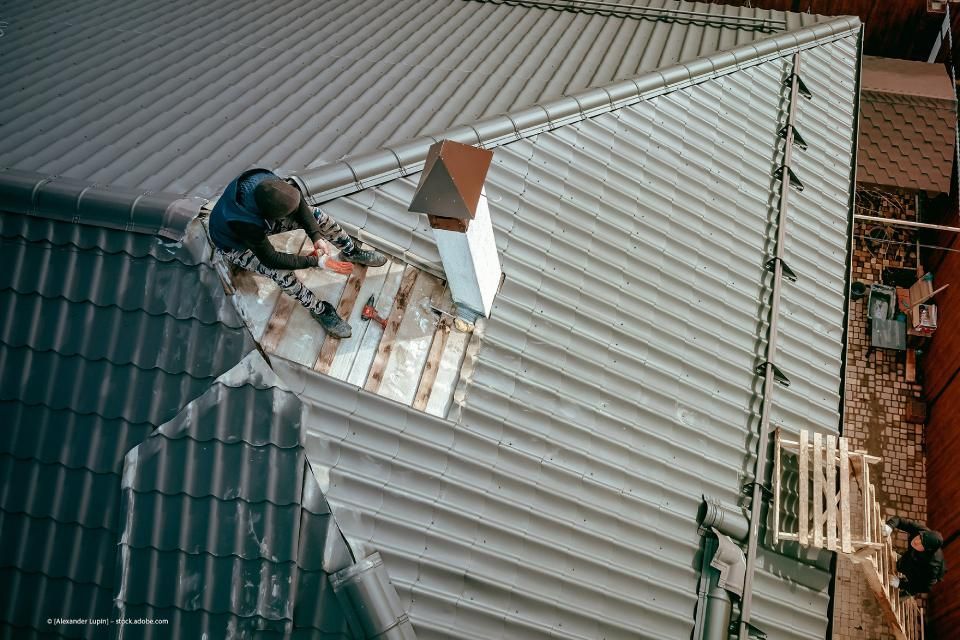 Luftaufnahme von der Eindeckung eines Daches
