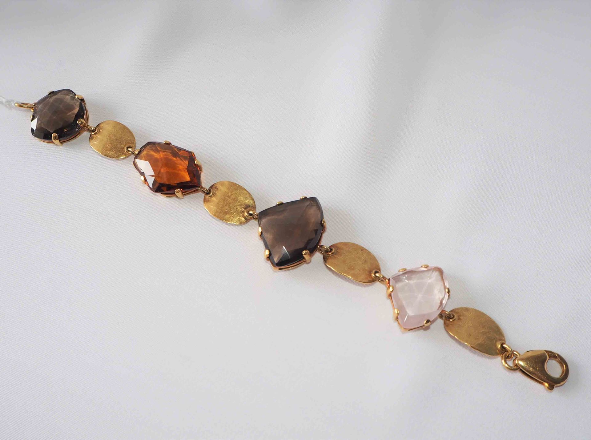 Un primer plano de una pulsera con piedras.