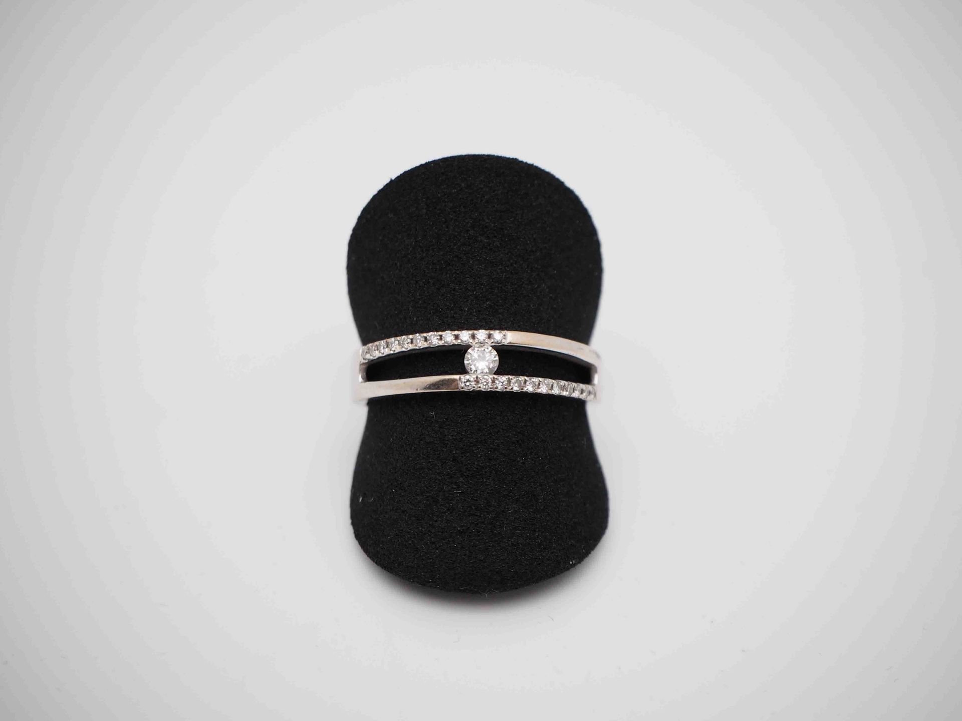 Un anillo de plata reposa sobre una esponja negra.