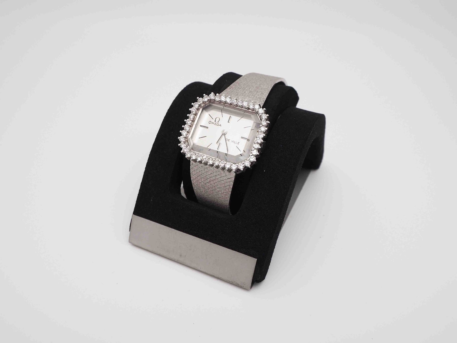 Un reloj está sobre una vitrina negra