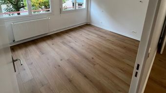 Parquet flottant marron dans une chambre