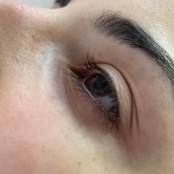 Un primer plano del ojo de una mujer con pestañas largas.