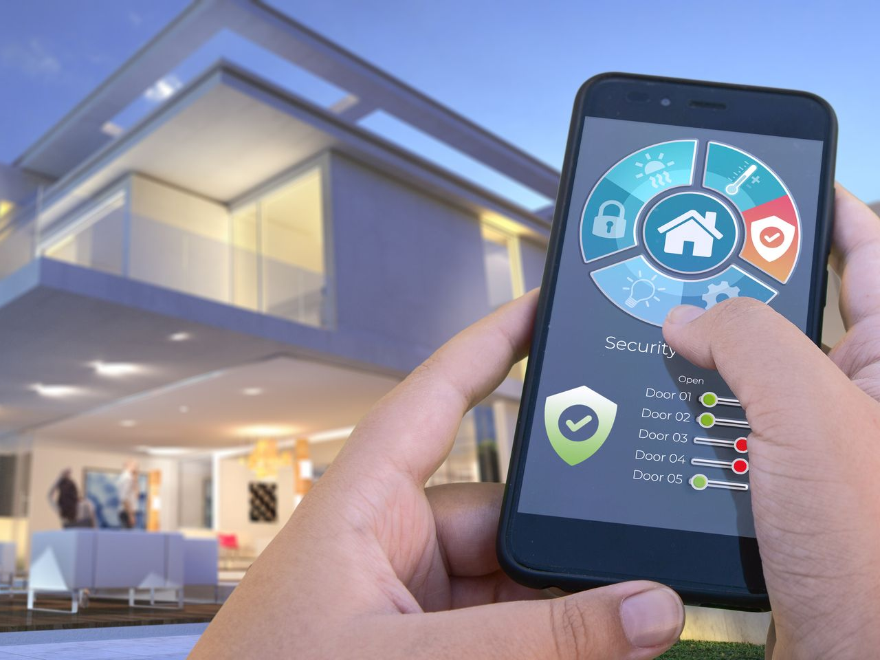 Une personne tenant un smartphone affichant une application de sécurité domestique, avec une maison moderne en arrière-plan.