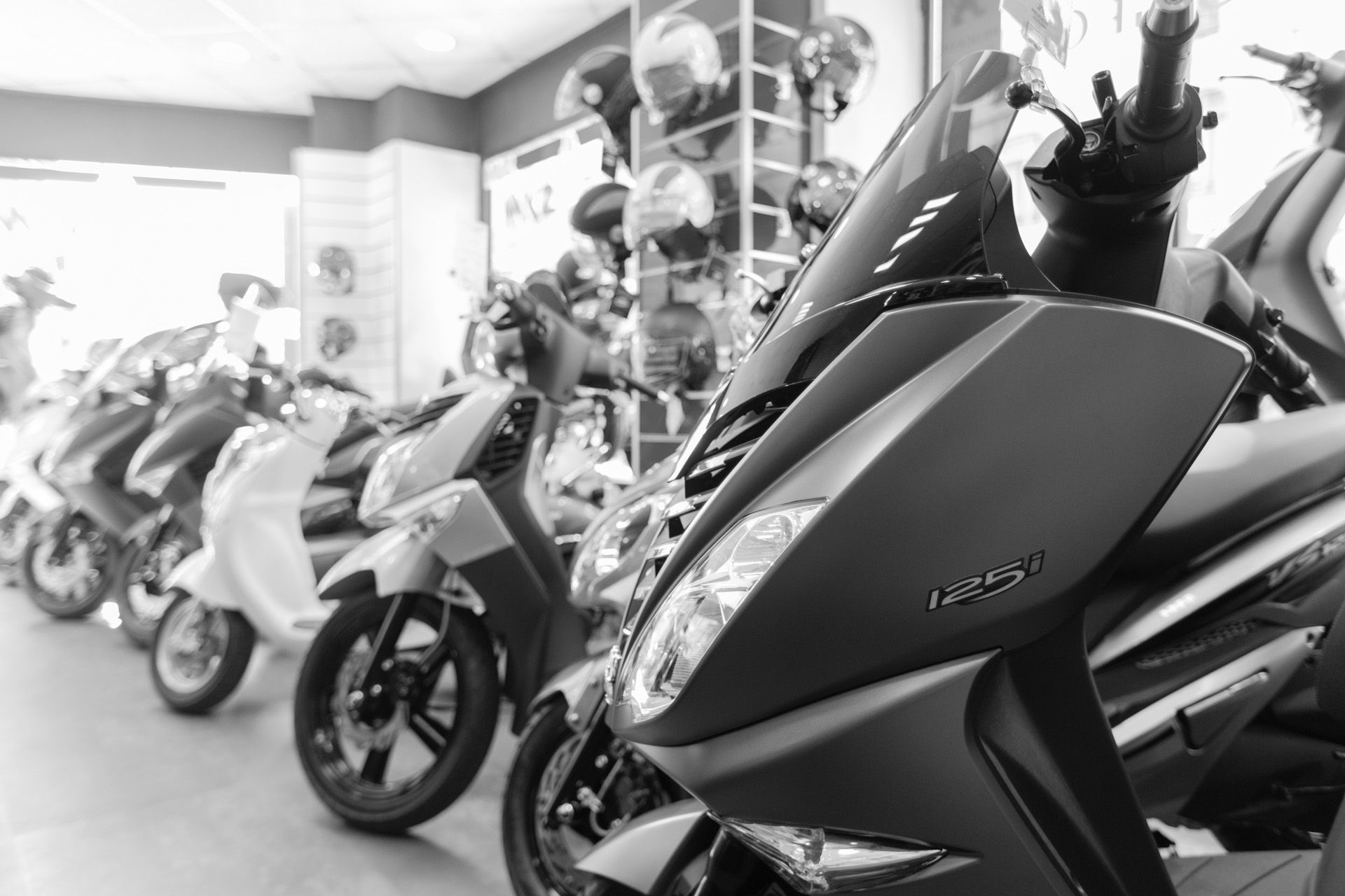 [company name] - Verkaufsraum Scooter sw