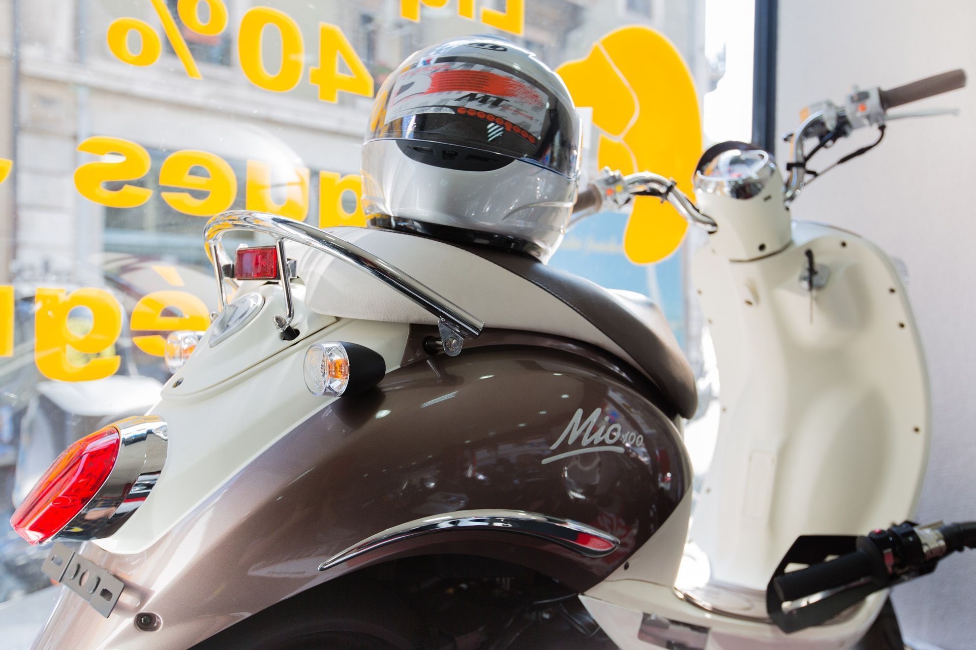 [company name] - scooter blanc