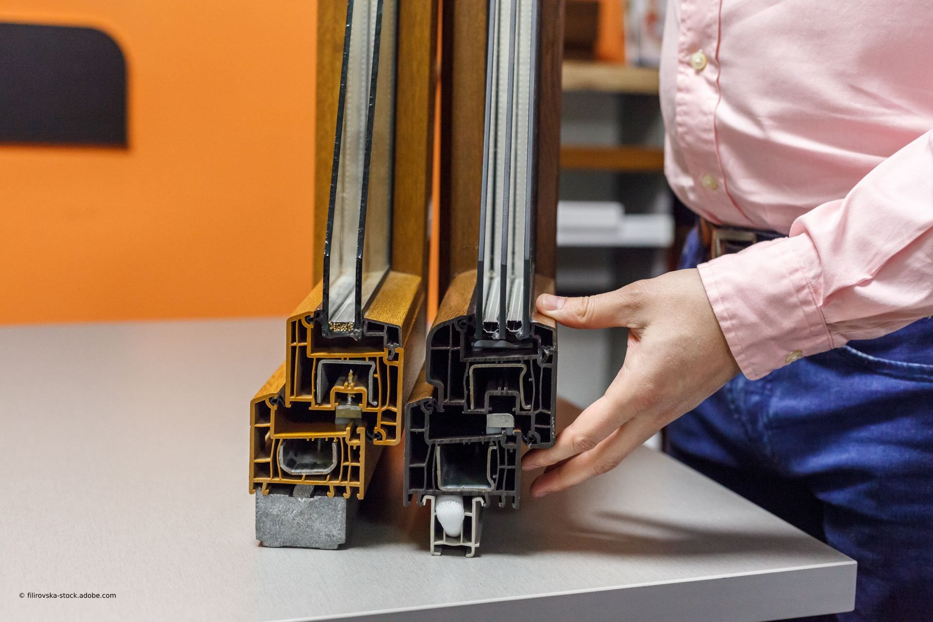 Ein Mann zeigt die Isolierung für die Fenster