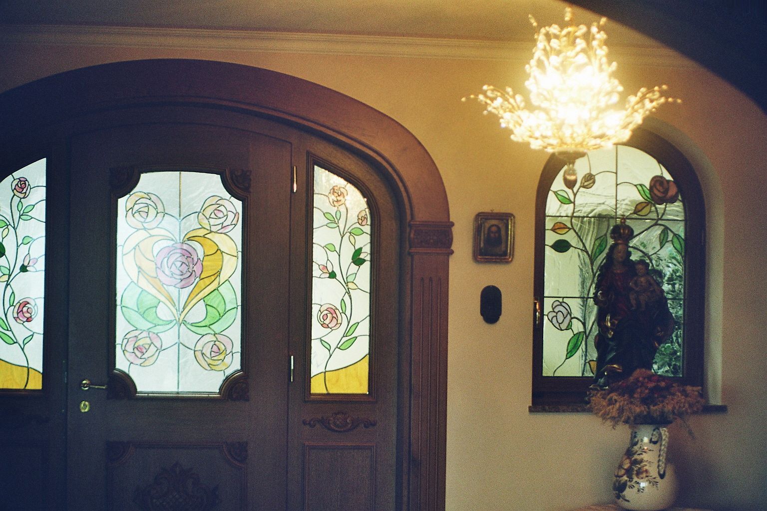 Haus in ungewöhnlichem Design mit Glasfenstern