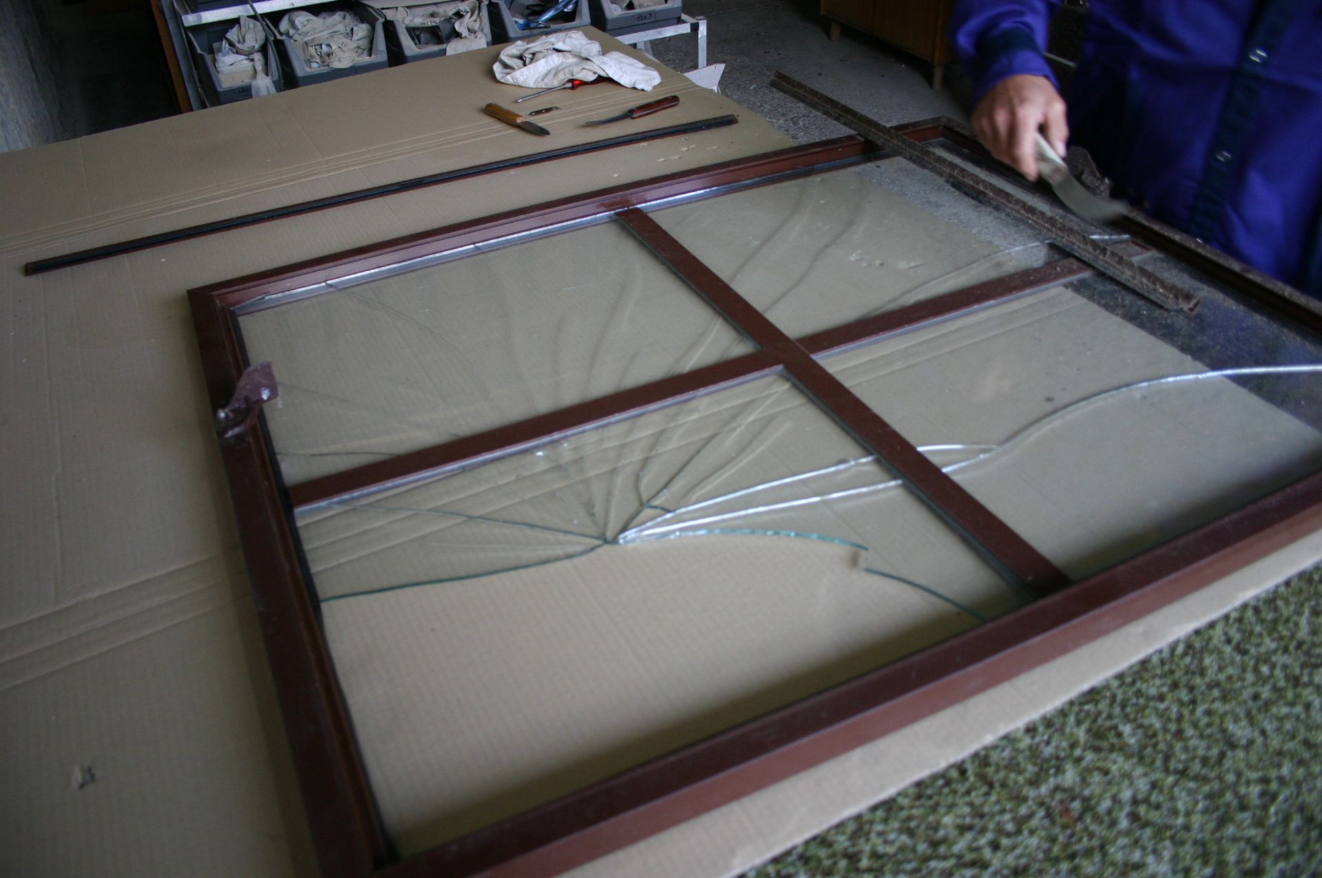 Dunkler Hintergrund mit zerbrochenem Glas und Designraum