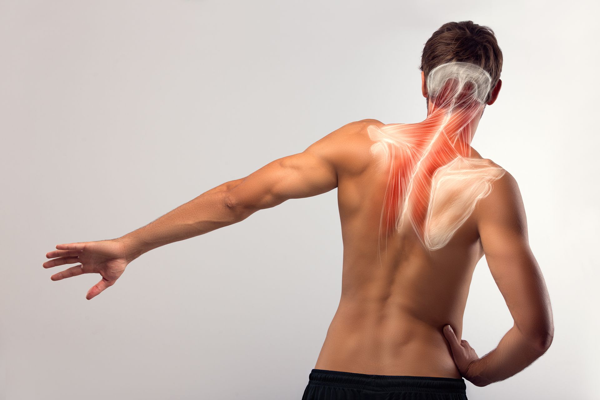 Un patient tend le bras pour soulager ses maux